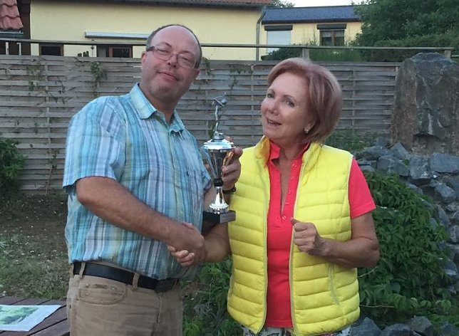 Bild: Pokal &uuml;bergeben