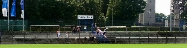Bild: Einige Wacker-Fans sind auch im kleinen Stadion