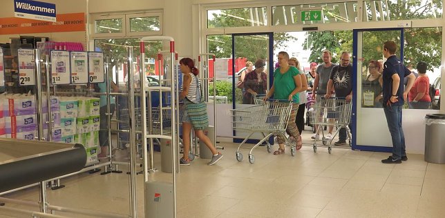Bild: Rund 25 wollten am Vormittag zu den ersten K&auml;ufern geh&ouml;ren