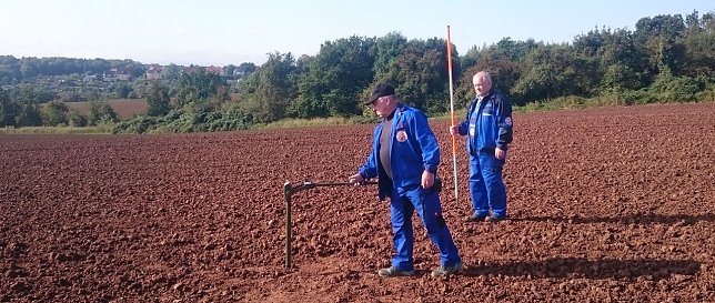 Bild: Hier liegt der Blindg&auml;nger rund drei Meter tief. Im Hintergrund Sprengmeister Andreas West