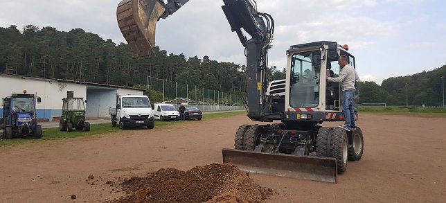 Bild: Mit dem Bagger gestochen