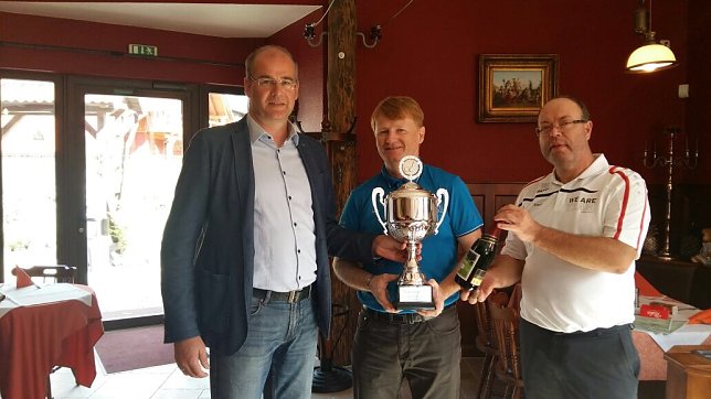 Bild: Pokal &uuml;bergeben