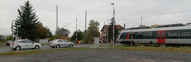 Bild: Schranke oben, Zug f&auml;hrt trotzdem