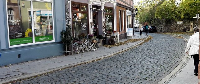 Bild: Wer kehrt das Laub weg?