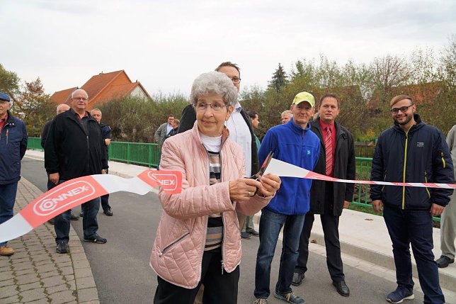 Bild: Anwohnerin Renate Scholz beim Banddurchschnitt.