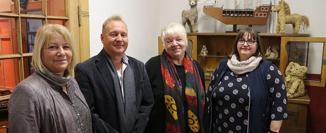 Bild: Von links: Hannelore Haase, Ren&eacute; K&uuml;bler, Loni Gr&uuml;nwald und Sophia Amthor