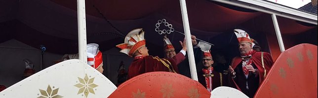 Bild: Der Schl&uuml;ssel ist &uuml;bergeben