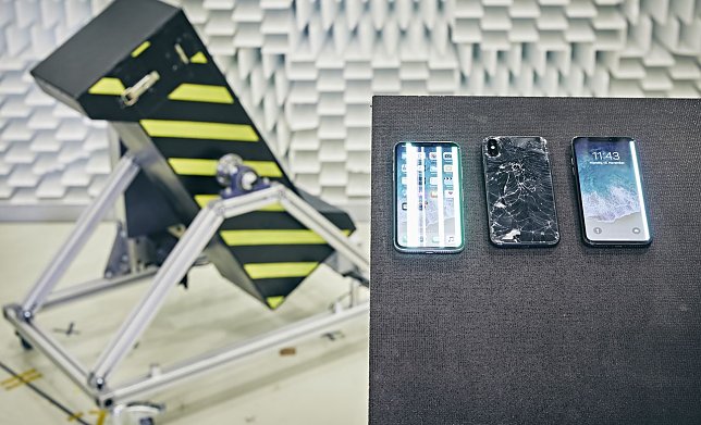 Bild: Nach dem Falltest - Streifen im Display und eine zersplitterte R&uuml;ckwand.