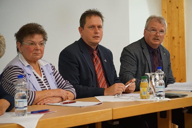 Bild: Matthias Ehrhold (Mitte) will noch einmal B&uuml;rgermeister werden.