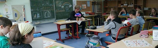 Bild: Dirk Adams liest in der Montessori-Grundschule