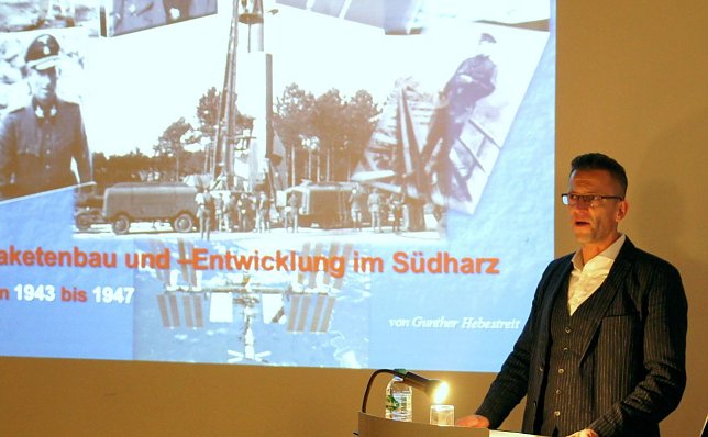Bild: Hebestreit bei seinem Vortrag