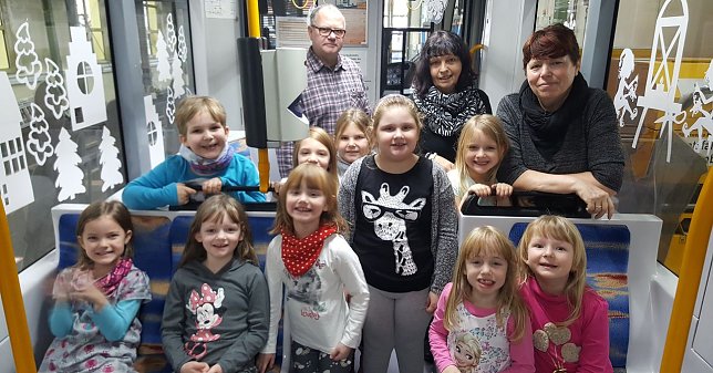 Bild: Kinder aus dem Domschl&ouml;sschen schm&uuml;cken eine Stra&szlig;enbahn