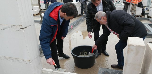 Bild: Gemeinsam mit OB Buchmann und DRK-Pr&auml;sident Weith wird die Schatulle zugemauert.