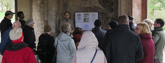 Bild: Architekt Gerbothe erl&auml;utert das Vorhaben