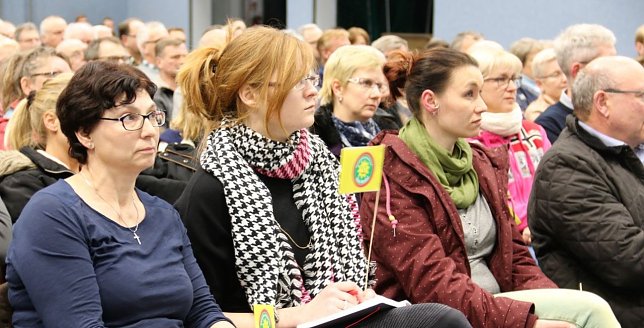 Bild: Rund 250 Zuh&ouml;rer waren in die S&uuml;dharzhalle gekommen.