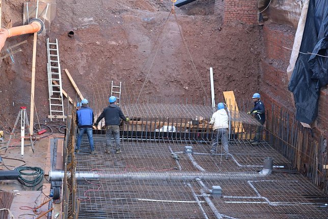 Bild: Blick in die riesige Baugrube f&uuml;r das neue Bediengeb&auml;ude. Anfang Februar soll die Bodenplatte gegossen werden.