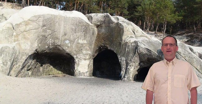 Bild: Etwa 200 Videos drehte Zaspel &uuml;ber Sehensw&uuml;rdigkeiten des Harzes und seinem Vorland. Hier die Sandh&ouml;hlen der Waldlichtung Heers bei Blankenburg.
