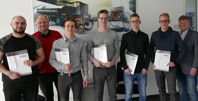Bild: F&uuml;nf junge M&auml;nner erhielten Anstellungsvertr&auml;ge