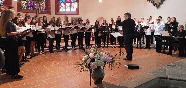 Bild: Jugendchor beim Einsingen