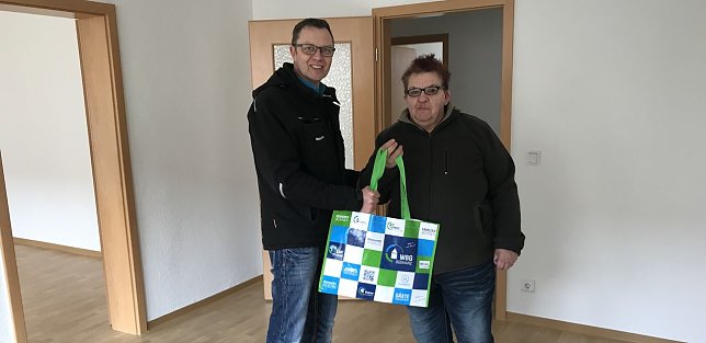 Bild: Heiko Hebestreit &uuml;bergibt die Wohnung an Evelyn Krafcick