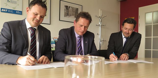 Bild: Von links: Prof. J&ouml;rg Wagner, Matthias Ehrhold und Andreas H&uuml;bner