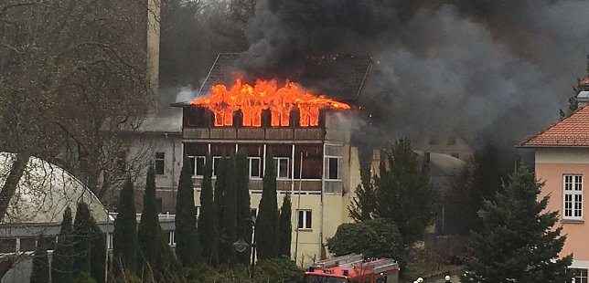 Bild: Geb&auml;ude in Flammen
