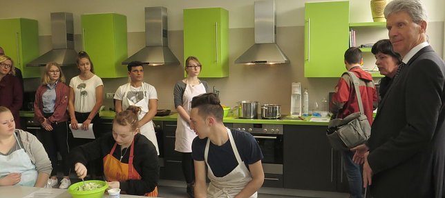 Bild: Minister Holter (rechts) zu Besuch in der Ellricher Oberschule