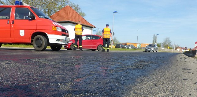 Bild: Asphalt l&ouml;st sich auf