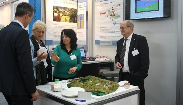 Bild: Besuch am Stand der Hochschule Nordhausen