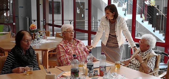 Bild: Katrin G&ouml;ring-Eckardt im Gespr&auml;ch mit Heimbewohnern