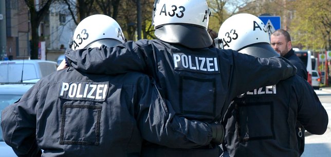 Bild: Verletzter Polizist wird begleitet