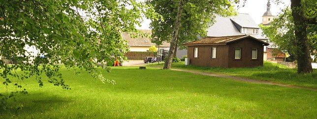 Bild: Bis an das Holzhaus heran soll der Anbau errichtet werden