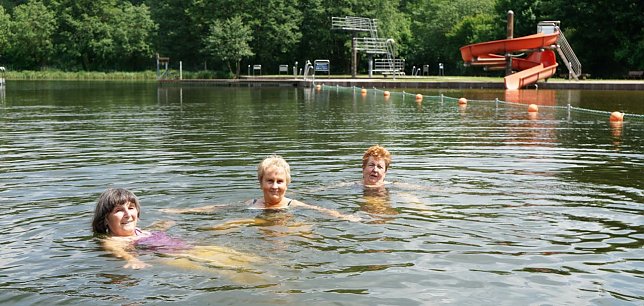 Bild: Anke K&uuml;hne, Anne Daube und Karin Illgen waren die ersten im Wasser. 