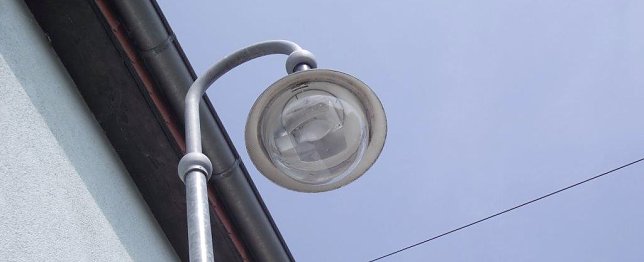 Bild: Die Leuchtk&ouml;rper in der Friedrich-Ebert-Stra&szlig;e nebenan machen was her. Sie beleuchten auch das Umfeld ausreichend aus. Vielleicht werden auch sie gegen  K&uuml;mmerlinge ausgetauscht.