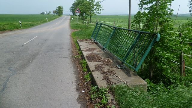 Bild: Besch&auml;digtes Br&uuml;ckengel&auml;nder