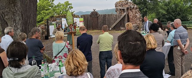 Bild: Festakt auf dem Burghof