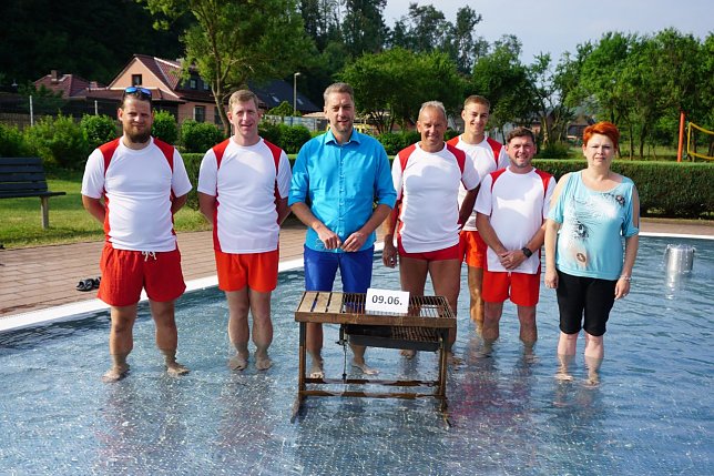 Bild: Harztor-B&uuml;rgermeister Stephan Klante (Mitte), die beiden Schwimmmeister Jens Gottschalk (2.v.l.) und Jens Blumenthal (4.v.r.), die beiden Rettungsschwimmer  Tino Schneider und Roland Gerlach (links), Azubi Felix Etzrodt und Verwaltungsmitarbeiterin Katrin Sch&ouml;nemann im Kinderbecken des Niedersachswerfer Freibades. 