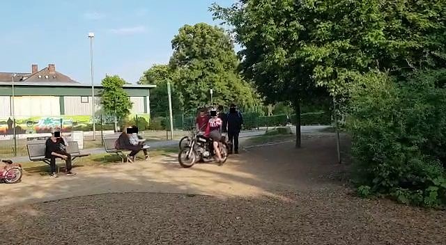 Bild: Erst als die Mutter das Handy z&uuml;ckt, zieht sich die Gruppe zur&uuml;ck