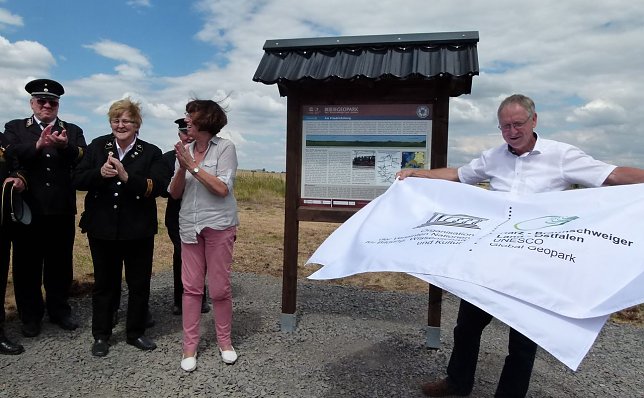 Bild: Neue Infotafel am Lutherweg