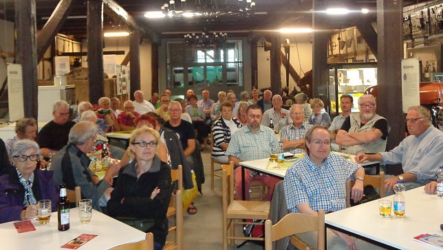 Bild: Interessierte Zuh&ouml;rer