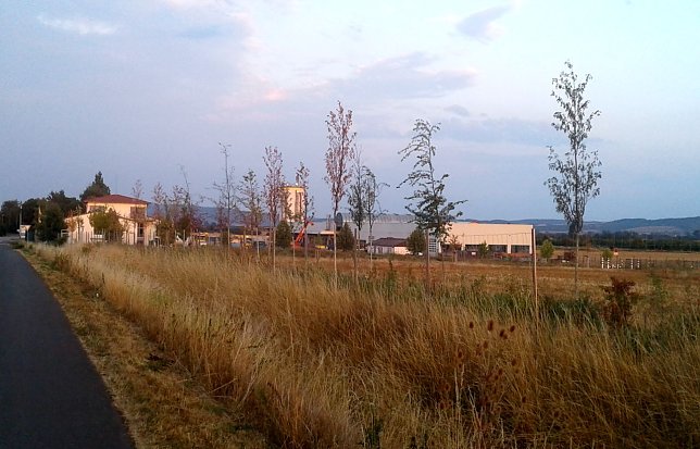 Bild: Industriegebiet bei Urbach, im Hintergrund Henning Bau
