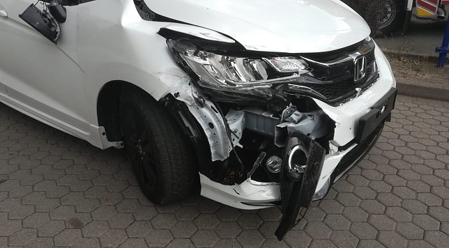 Bild: Crash an der Tankstelle