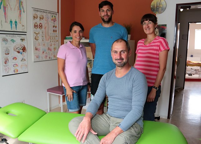 Bild: Praxisinhaber Steffen Na&szlig; (vorn) mit seinem Team, den Physiotherapeuten Steffi Wetzel, Silvio Steinecke und Peggy Liesegang.