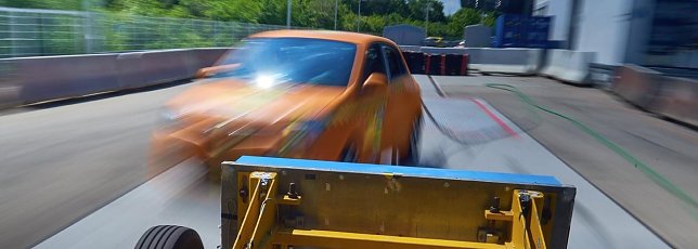 Bild: Kurz vor dem Aufprall der Barriere auf den Renault Twingo.