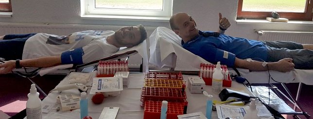 Bild: Sportplatz, Fu&szlig;ball und ein Blutspendetermin