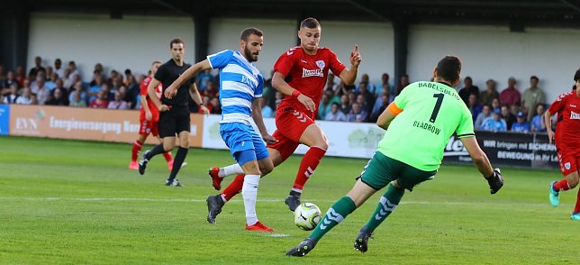 Bild: Kauffmann auf dem Weg zum 1:0 f&uuml;r Wacker