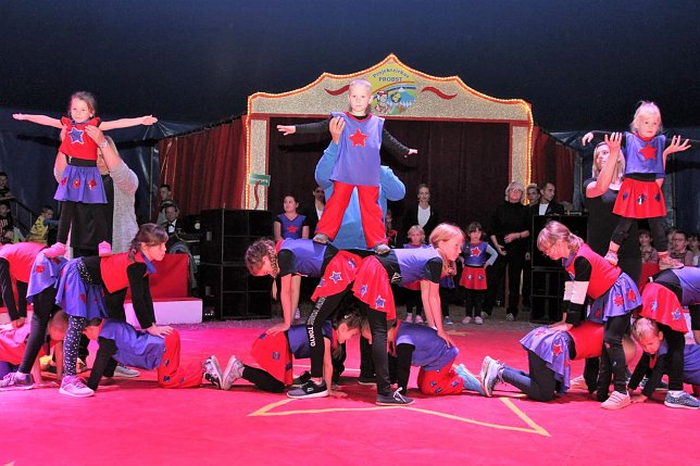 Bild: Artisten in der Manege.