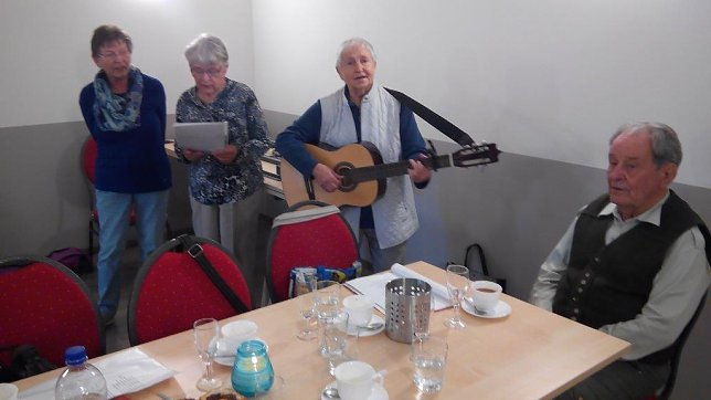 Bild: Vor 68 Jahren hatten die Kaempffe-M&auml;dchen Hanne und Ingrid den Lehrer Gerhard Stolz in der Wohnung ihrer Eltern neugierig gemustert. Zu seinem 90. Geburtstag erfreuten sie ihn gemeinsam mit Erika Hoyer musikalisch