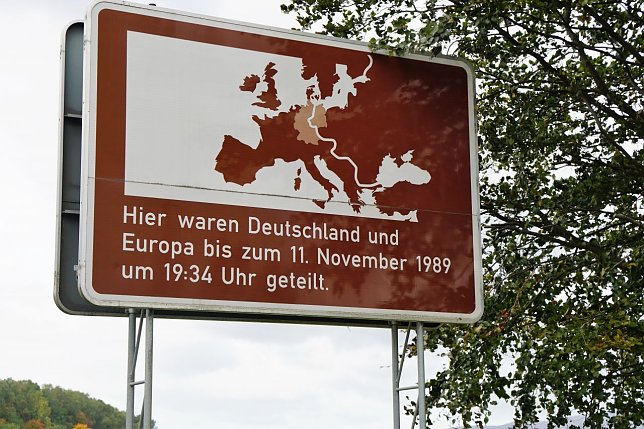 Bild: Tafel an der Landesgrenze zwischen Niedersachsen und Th&uuml;ringen.
