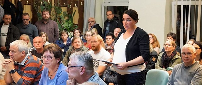 Bild: Tina Holzhause verliest ihr Statement